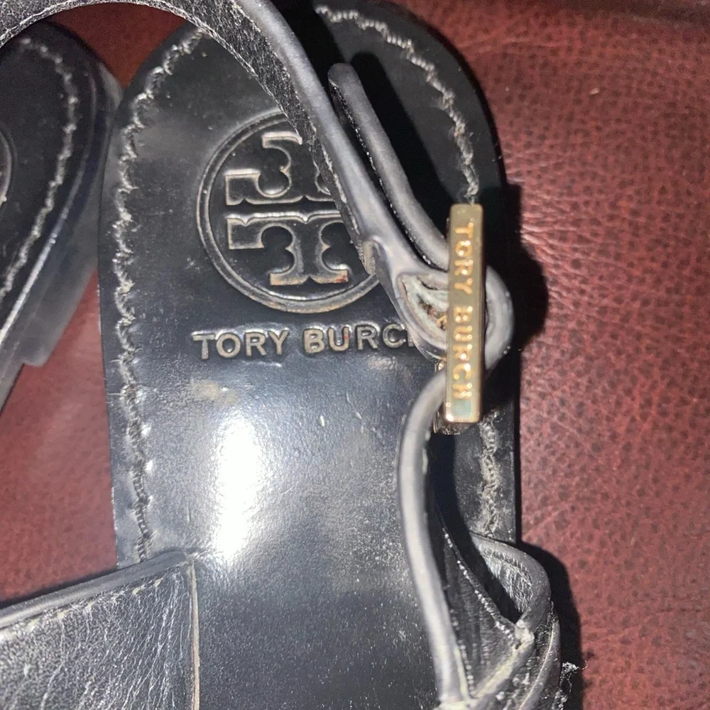 Tory Burch Cassia Black Leather Logo T-Strap Flat Thong Sandals Resortwear 7M